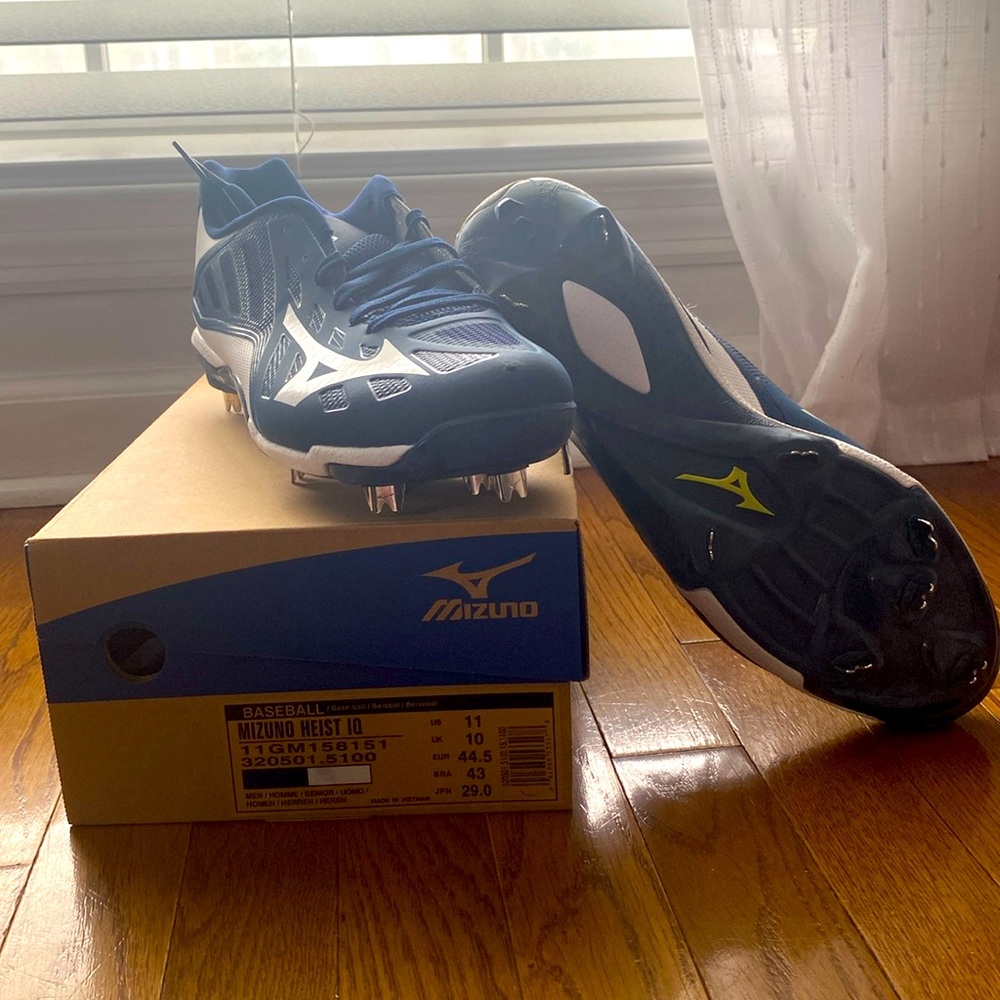 Navy blue and white Mizuno Heist 10 men’s baseball cleats